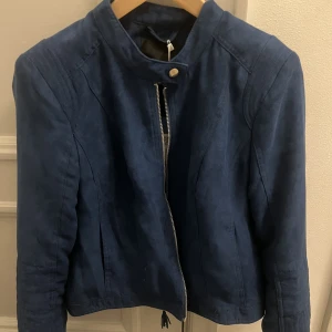 Mocka jacka  - Blå mockajacka från second hand i Köpenhamn. Tyvärr lite för liten för mig. Passar perfekt till storlek s/xs. Jätte fint skick!! 