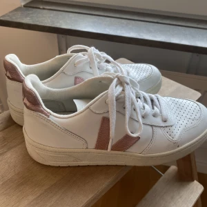 Veja skor  - Super fina veja skor! Ganska använda men fina ändå! Pris kan diskuteras vid snabb köp!💕