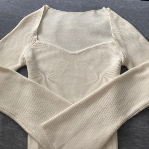 Urringad stickad tröja  - Tröjan är oanvänd, nyskick. Skriv om intesse eller fler bilder💗