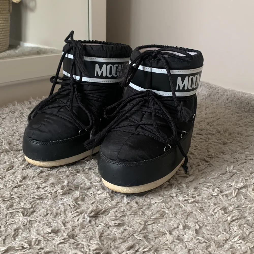 säljer mina jätte fina moon boots för att de inte kommer till användning, har bara använt de under en vinter, dom är i fint skick och har inga defekter 💕 900kr vid snabb affär☺️ tryck gärna på köp nu.. Skor.