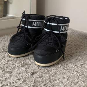 säljer mina jätte fina moon boots för att de inte kommer till användning, har bara använt de under en vinter, dom är i fint skick och har inga defekter 💕 900kr vid snabb affär☺️ tryck gärna på köp nu.