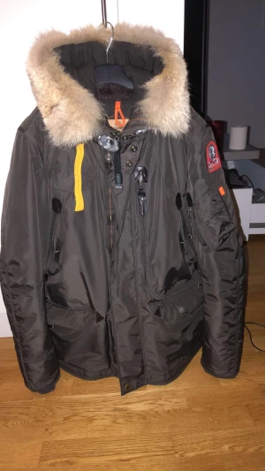 Parajumper jacka herr - Äkta parajumper jacka i storlek M.  Kvitto finns om så önskas. Köpt för 7999kr. Sparsamt använd och inga defekter, som ny. Galge finns även och kan skickas med. Hör av er om ni har frågor eller vill ha fler bilder. Kom med bud eller köp direkt för 4700kr 