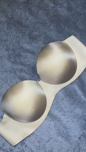 Strapless BH - Detta är en strapless BH. Den har både genomskinlig del man kan sätta på där bak till exempel tröjor utan rygg men finns även en vanlig del som är bekvämare. Det står att den är storlek L men jag hade själv sagt storlek M då den har Push up. 