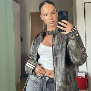 Skinnjacka - Säljer min jacka i läderimitation från Asos. Jackan är som ny men används inte längre. Nypris 900kr