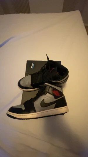 Riktigt snygga Jordan 1 mid - Säljer pga att dem blivit försmå för mig. Skick 7/10 dem är creasade och högra skon har ett litet hål vid hälen annars är det inget fel på dem. Nypris ca3000kr 