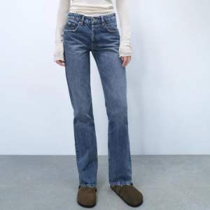 Trendiga midrise jeans från Zara. Säljer då de ej kommer till användning. Hör av dig vid fler funderingar!!💓