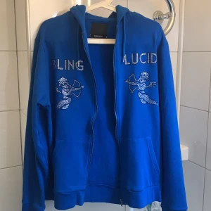Bling Lucid tröja  - Hej säljer min Bling Lucid tröja som är i nyskick och är aldrig använd, bara legat i garderoben. Vid intresse är det bara att fråga!  Nypris 700