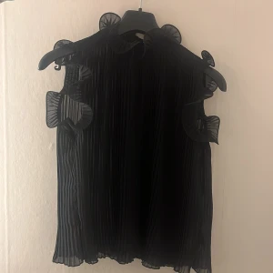 Zara blus - Säljer denna coola topp ifrån zara då den inte kommer till användning! Endast använd 1 gång så är som ny!