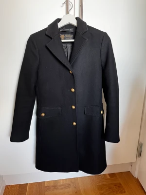 Kappa Zara - Svart kappa med guldknappar från Zara  XS 