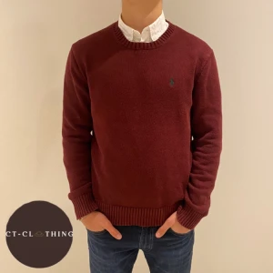 Ralph Lauren tröja - Säljer en vinröd Ralph Lauren tröja i storlek M. Skick 8-9/10. Modellen är 176cm och 65kg. Hör av er vid intresse!🟫