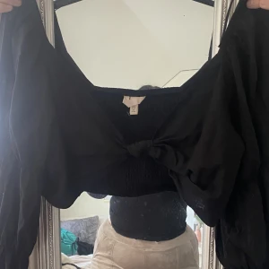 Svart topp  - Köpt på hm🖤lång i ärmarna men sitter väldigt fint! 