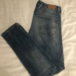 Replay anbass jeans - Säljer dessa super populära och eftertraktade Replay anbass jeans! Nypris 1800kr. Säljer för endast 299kr! Hör av er vid eventuella frågor!