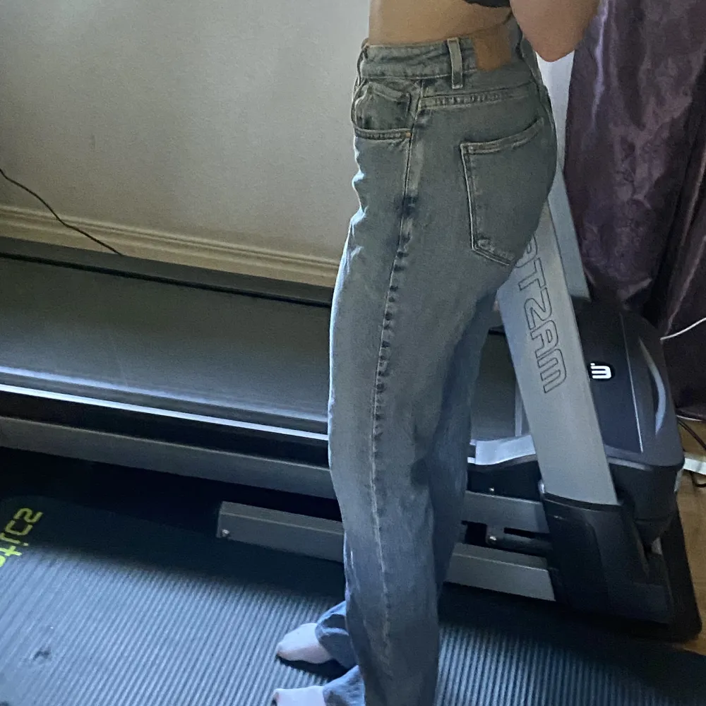 Säljer mina highwaist bootcut jeans då dem inte kommit till användning och jag använder inte highwaist så mycket💕 bara att skriva om mer bilder(jag är 160). Jeans & Byxor.
