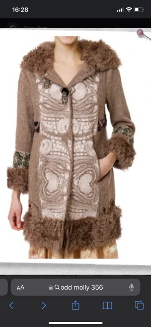 Kappa Odd Molly - Oanvänd kappa från Odd Molly. St S. Äkta fårskinn i luvan och på muddarna. Nypris 3500