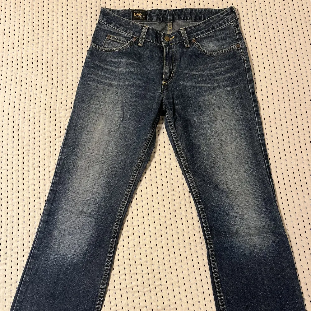 supersnygga lågmidjade lee jeans! köpte second hand men säljer för att dom är för stora för mig. storleken står inte på byxorna men midjemåttet är ungefär 83cm och innerbenslängden är ungefär 68cm :)). Jeans & Byxor.