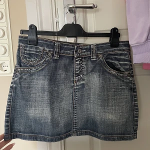 Jeanskjol - Cool jeanskjol i väldigt y2k stil med broderi på baksidan👼🏼🔥 står ingen storlek med skulle säga 36/38❤️‍🔥