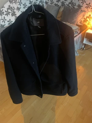 Kapp - Superfin mörkblå kappa från hm