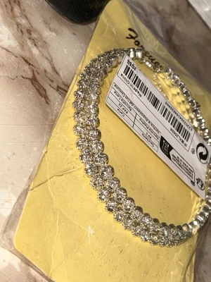 Halsband - Helt oanvänd halsband fortfarande i paketet 25