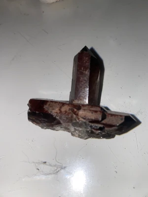 Rökkvarts - Jättefin rå rökkvarts 🖤Lindrar depressioner och hjälper vid rökavvänjning. Rökkvarts ger mycket bra skydd för hemmet – lägg över dörröppning som skydd. Bra för att rensa bort tunga energier från hus.🖤 otroligt skyddande och jordande. Rensar före packning💕