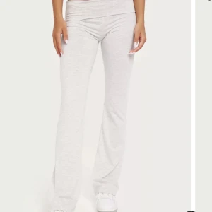 Yoga pants - Säljer mina Lågmidjade yoga byxor från Nelly för att dem är lite för små. Använt 1 gång! 