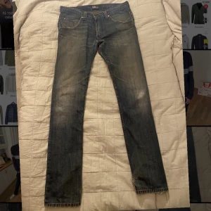 Grisch jeans - Riktigt feta jeans! 💯 Grischiga och feta. Skick: 7,5/10. Strlk: 34-34. Färg: mörkblå 💯 