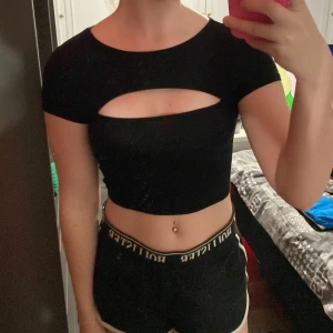 En crop top - En svart sexig crop top från shein men materialet är fantastiskt, den är också ”säker”, sitter bra