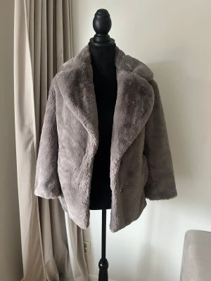 Supermysig grå pälsjacka - Väldigt fint på, aldrig använd. Helt ny. 