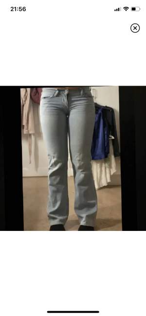 Snygga ljusblåa lågmidjade jeans. Innerbenslängd 78 cm. Köp direkt för 299 💗