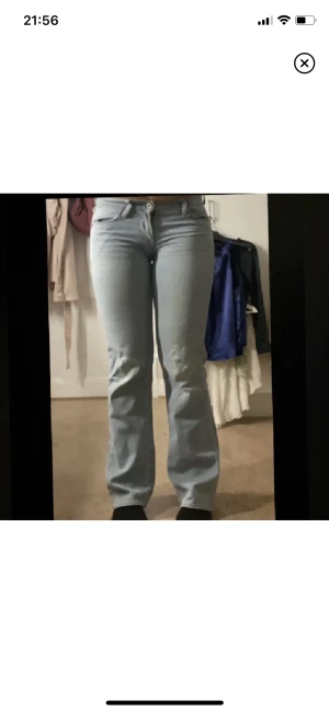 Ljus blåa lågmidjade jeans  - Snygga ljusblåa lågmidjade jeans. Innerbenslängd 78 cm. Köp direkt för 299 💗