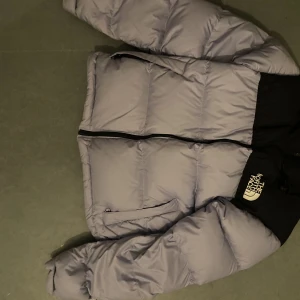 The North Face - The North Face | Jacka - 1996 Retro Nuptse | Lavendel / XS  Köpte jackan i april 2022. Använd fast i helt okej skick. Men luften i jackan har tyvärr gått bort en del. Priset går att diskuteras om.