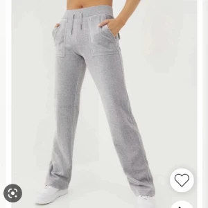 Juicy Byxor  - Säljer mina gråa juicy byxor som är endast använda ett fåtal gånger, det är i storlek 14/15 år men skulle säga att dom sitter som Xs💕 Hör av er för frågor eller för fler bilder!!🥰