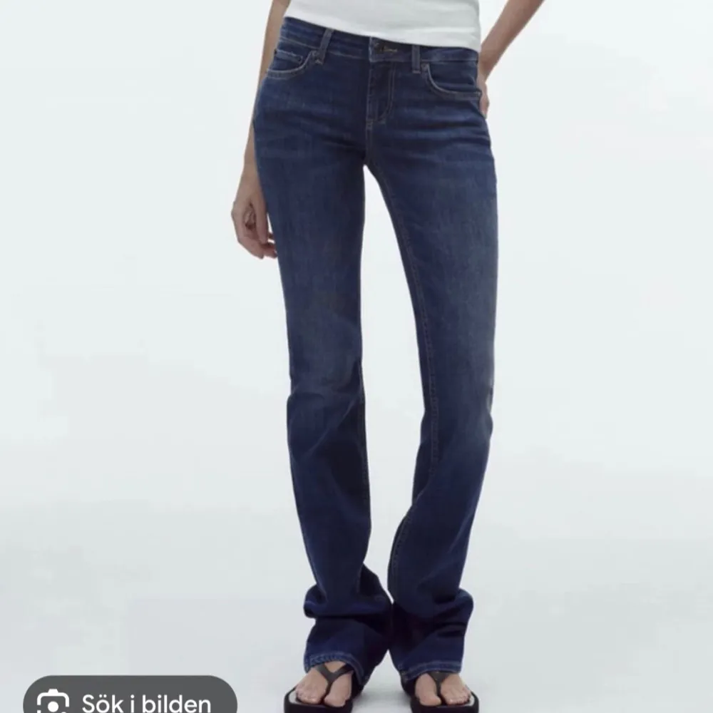 Säljer dessa slutsålda zara jeans då dem inte kommer till användning . Jeans & Byxor.