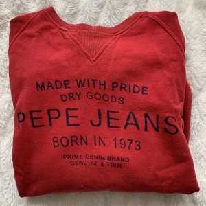 Pepe jeans sweatshirt  - Snygg och skön sweatshirt i en fin varm röd.