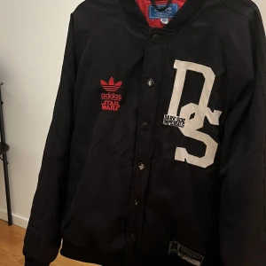 Adidas - Adidas x star wars, Dark side imperials jacka. Väldigt sällsynt och unik. Stolek L men passar mig perfekt som har M. Mjukt och skönt material , passar bra på höst eller vår. 