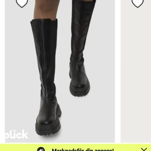 Chelsea boots - FRAKT INGÅR - FRAKTEN INGÅR I PRISET! Trendiga boots från Nelly. Helt oanvända o säljs pga för små. Nypris 899kr. 