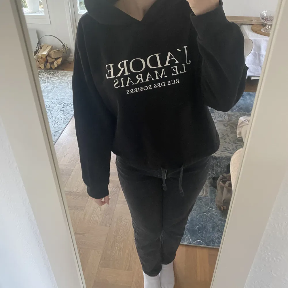 Croppad Svart luvtröja från Gina i strl s. Smått nopprig annars bra skick!. Hoodies.