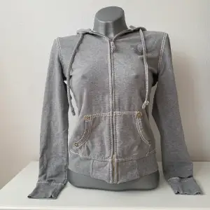 Grå true religion zip up hoodie i fint skick. Vintage modell, går inte att få tag på längre 🫶🏻 inga bud tack, går bra att trycka på köp nu direkt!