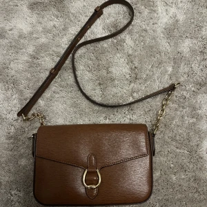 Lauren Ralph Lauren väska - Brun Lauren Ralph Lauren väska, en fin rymlig väska som är perfekt att ha med sig ut. 