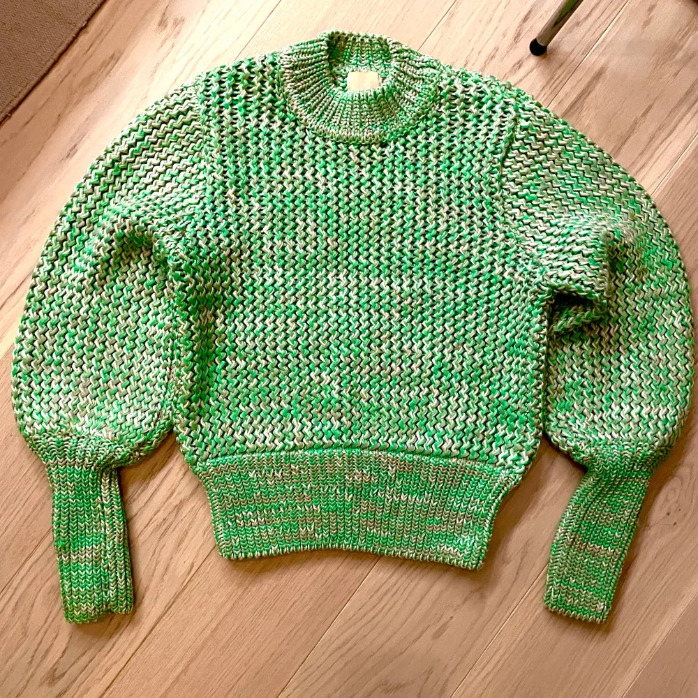 Så fin tröja- ny aldrig använd. Lite tyngre grovstickat härligt tyg 4% ull . Nypris 499kr. Storlek xs men passar S,  #hm #stickadtröja #top . Tröjor & Koftor.