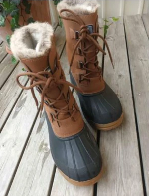 Vinterstövlar, vattentäta, stl 40. - Varma och sköna vinterstövlar med uttagbara varma innersockor. Sparsamt användbara så i väldigt bra skick.