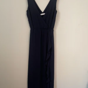 Samsoe samsoe klänning - xs/s - Mörkblå långklänning med slits från samsoe. Strl XS men funkar som S eller en liten M med resår i midjan. Endast använd vid 2 tillfällen.