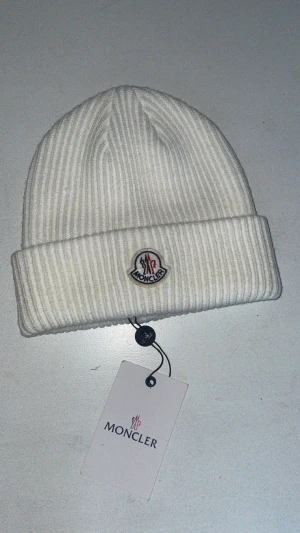 Moncler mössa - Säljer denna pga att jag inte använder den, har heller aldrig använt den och den har inga tecken på användning, ❗️OBS❗️R3P