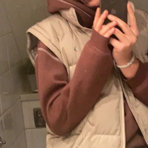 Boomerang väst  - Boomerang väst som tidigare är köpt här på plick. Väldigt fin och bra kvalite. Den är beige och passar bra till mycket. Storlek M. 