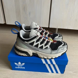 Salomon ACS + OG  - Ett par Salomon ACS + OG sportskor i strl 38 som jag TYVÄRR måste sälja pga för små för mig… Jag har ändå använt dem ett fåtal gånger men de är så gott som nya! ✨ Nypris på dessa är 1750.