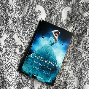 The Selection: Ceremonin - Första boken i den populära serien ”The Selection”! Boken är på svenska och i nyskick, aldrig läst. 