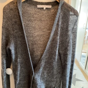 Other stories kofta  - Fin grå stickad kofta från other stories bra skick :)  