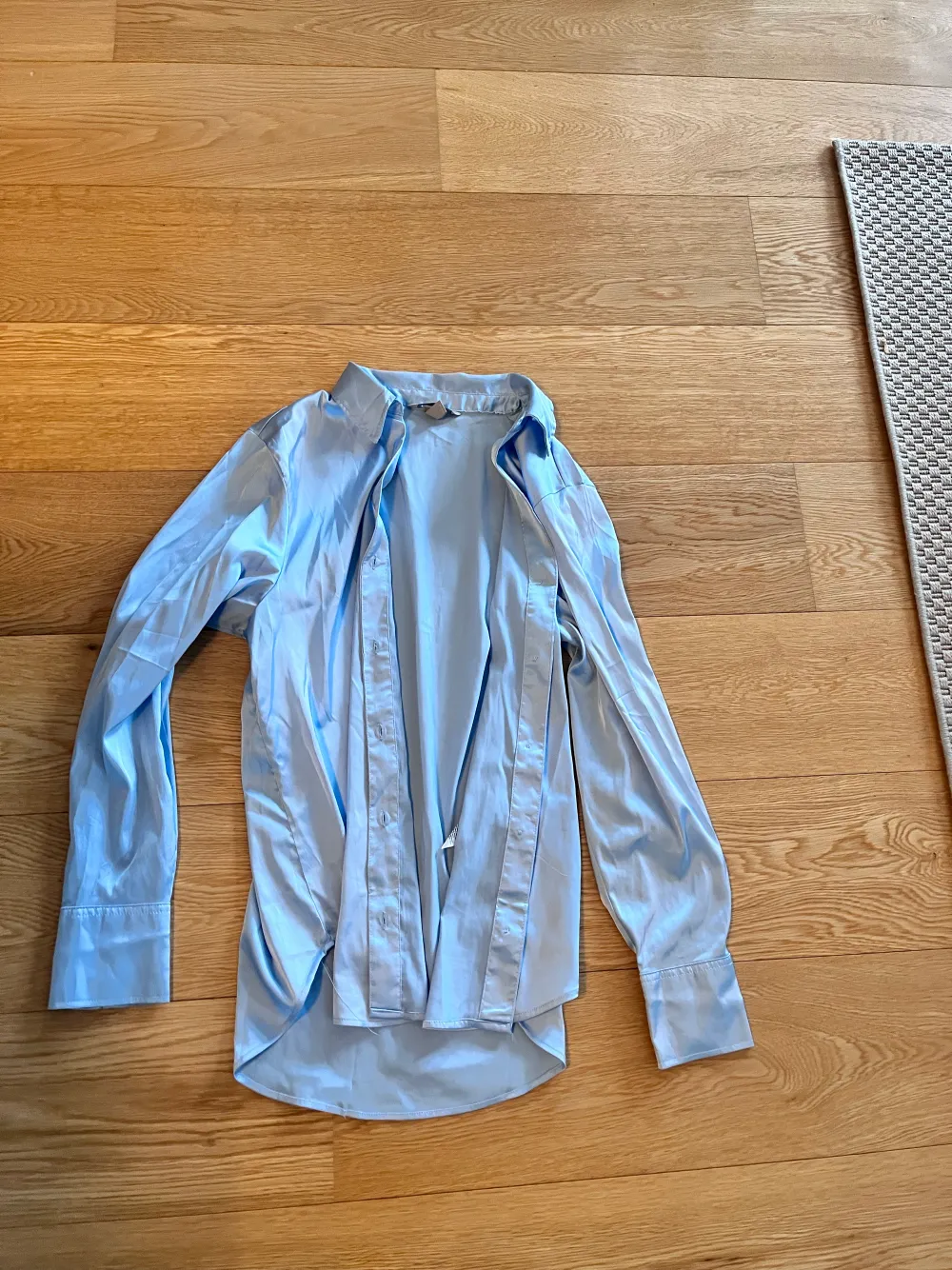 En ljusblå silkes skjorta från HM, super fin💞. Skjortor.