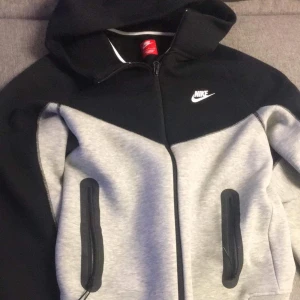 Nike fleece  - Nike fleece storlek S den nya modellen. Gott skick. Möts upp alt köpren står för frakt