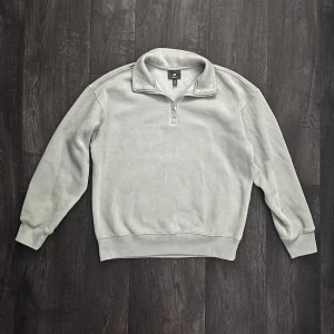 H&M Half-Zip - Säljer denna Half-Zip i nästan oanvänt skick. Pris kan diskuteras!