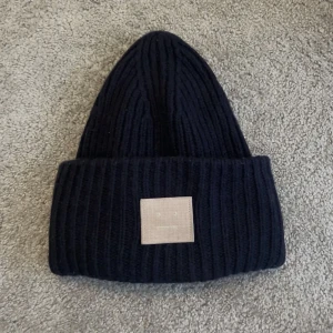 acne mössa  - intresse koll på min acne mössa. som ny, dock är det liten defekt på märket som ni ser. men det är inte så tydligt. nypris 1500. och mössan finns inte kvar att köpa längre❤️